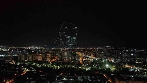 Manisa&rsquo;da 300 dronlu 19 Mayıs g&ouml;sterisi nefes kesti
