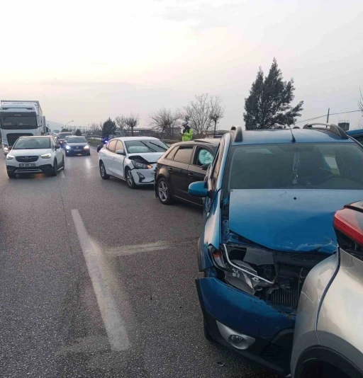 Manisa&rsquo;da 4 ara&ccedil;lı zincirleme kaza: 7 yaralı
