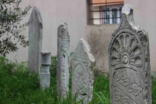 Manisa&rsquo;da 500 yıllık hazireye saygısızlık
