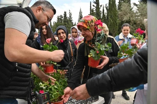 Manisa’da Arife günü mezarlıklarda çiçek dağıtımı yapıldı
