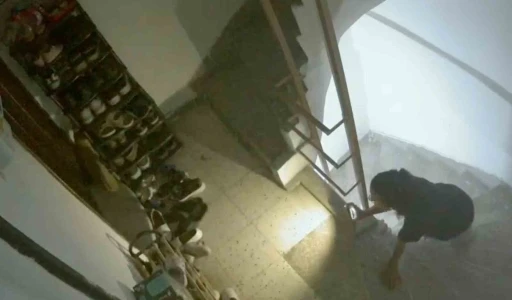 Manisa’da ayakkabı hırsızı güvenlik kamerasına yakalandı
