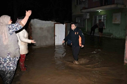 Manisa&rsquo;da b&uuml;y&uuml;kşehir ve MASKİ&rsquo;den sağanak yağışa etkin m&uuml;dahale
