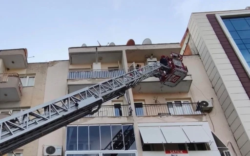 Manisa&rsquo;da &ccedil;amaşır makinesinden &ccedil;ıkan yangın paniğe neden oldu
