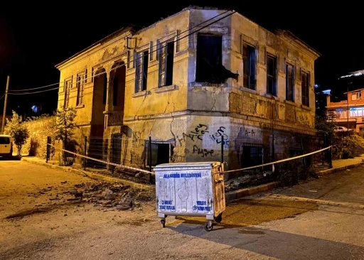 Manisa&rsquo;da &ccedil;atısı ve duvarları &ccedil;&ouml;ken tarihi bina kokuttu
