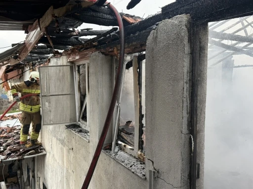 Manisa&rsquo;da &ccedil;ıkan yangında 1 ev kullanılamaz hale geldi
