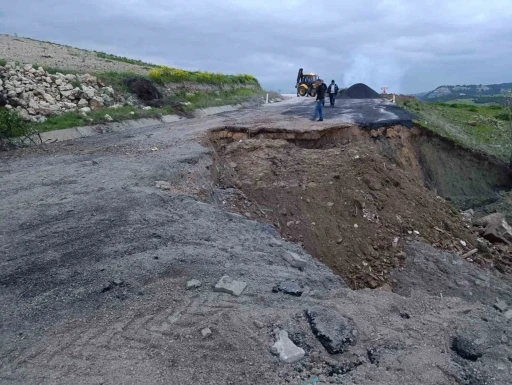 Manisa&rsquo;da &ccedil;&ouml;ken Kula-Selendi karayolu ulaşıma kapatıldı
