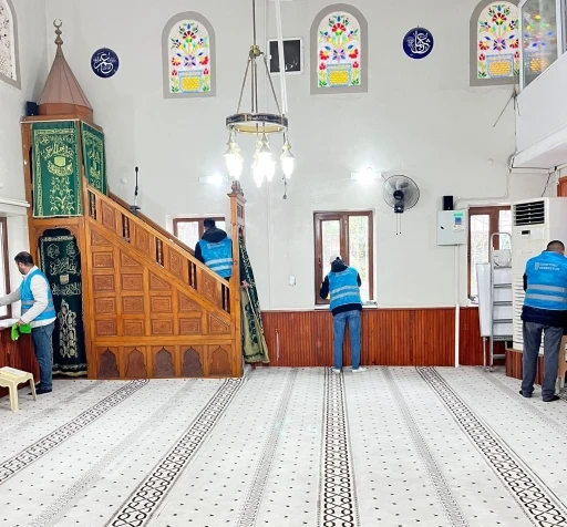 Manisa&rsquo;da denetimli serbestlik y&uuml;k&uuml;ml&uuml;lerinden camilere &rsquo;Ramazan&rsquo; bakımı
