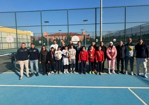 Manisa&rsquo;da gen&ccedil; sporcular tenis il birinciliği i&ccedil;in ter d&ouml;kt&uuml;
