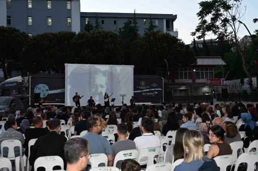 Manisa&rsquo;da &rsquo;Gezen Sinema Tırı&rsquo; coşkusu
