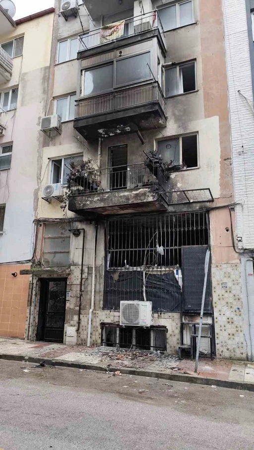 Manisa&rsquo;da iş yerindeki yangın mahalle sakinlerine korku dolu anlar yaşattı
