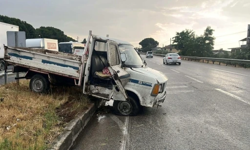 Manisa’da kamyonet refüje çarptı: Yolcu öldü, sürücü yaralandı
