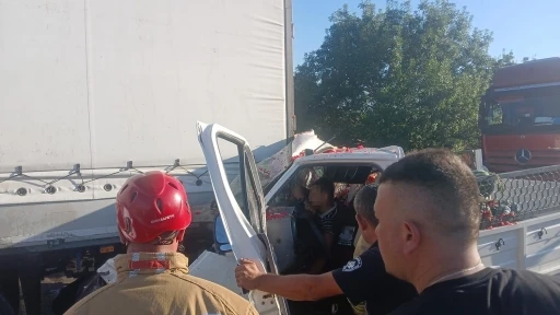 Manisa&rsquo;da kamyonet tıra &ccedil;arptı: 1&rsquo;i ağır 2 yaralı
