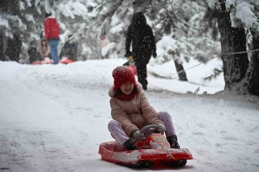 Manisa&rsquo;da kar coşkusu: Yaylalar ziyaret&ccedil;ilerle doldu
