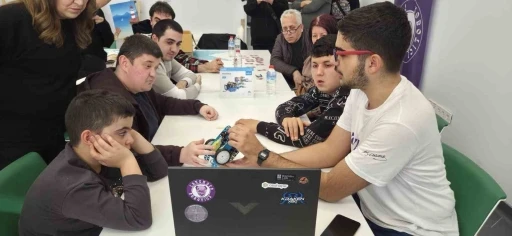 Manisa&rsquo;da otizmli &ouml;ğrenciler kendi robotlarını kodladı
