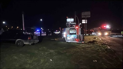 Manisa&rsquo;da otomobil ile ambulans &ccedil;arpıştı: 5 yaralı

