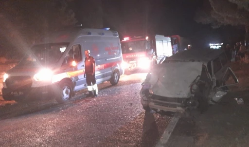 Manisa&rsquo;da otomobil ile trakt&ouml;r &ccedil;arpıştı: 2&rsquo;si ağır 4 yaralı
