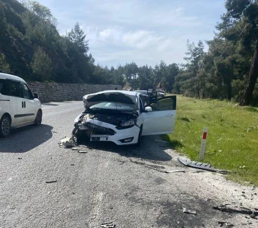 Manisa&rsquo;da otomobiller &ccedil;arpıştı: 4 kişi yaralandı
