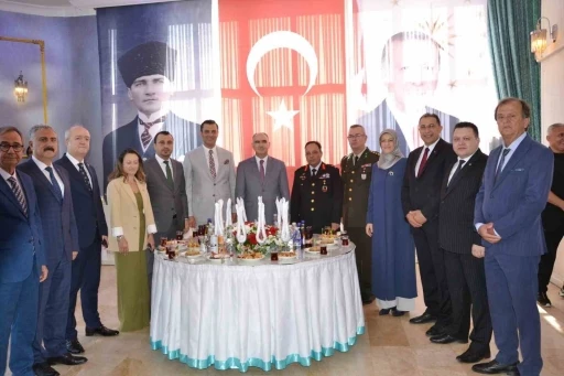 Manisa’da resmi bayramlaşma töreni yapıldı
