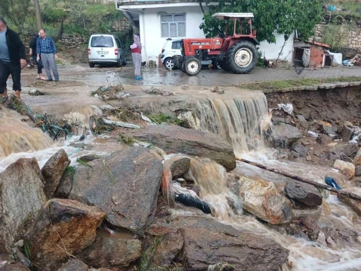 Manisa&rsquo;da sağanak ve dolu etkili oldu
