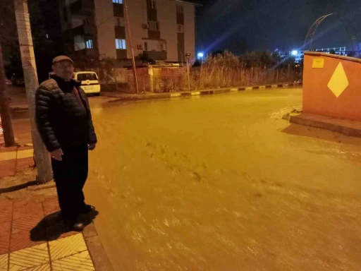 Manisa&rsquo;da sağanak yağış etkili oldu: Otomobil dereye d&uuml;şt&uuml;, elektrikli otomobil alev aldı
