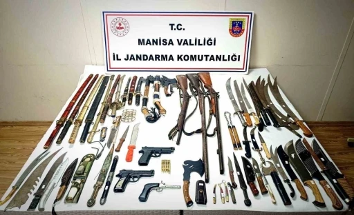 Manisa’da savaş aletleriyle dolu eve baskın
