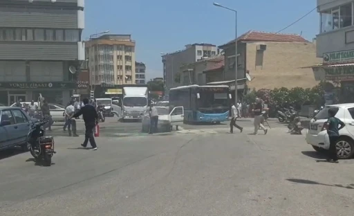 Manisa&rsquo;da seyir halindeki otomobil alev aldı
