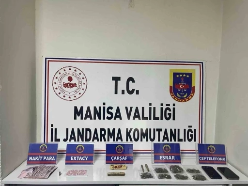 Manisa’da şüpheliden esrar ve uyuşturucu hap çıktı
