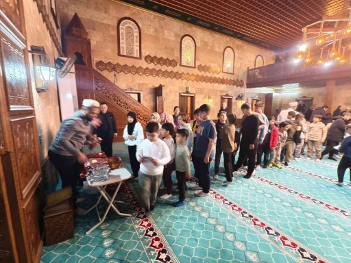 Manisa&rsquo;da teravih sonrası &ccedil;ocuklara s&uuml;rpriz
