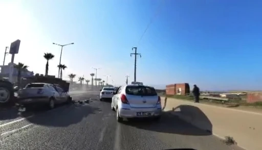 Manisa&rsquo;da trakt&ouml;rle otomobil &ccedil;arpıştı: 1 yaralı
