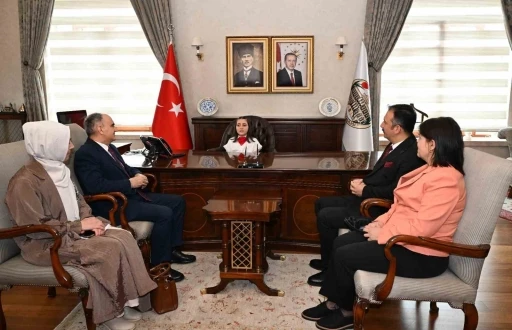 Manisa&rsquo;da Valilik makamı minik Mehlika&rsquo;ya emanet
