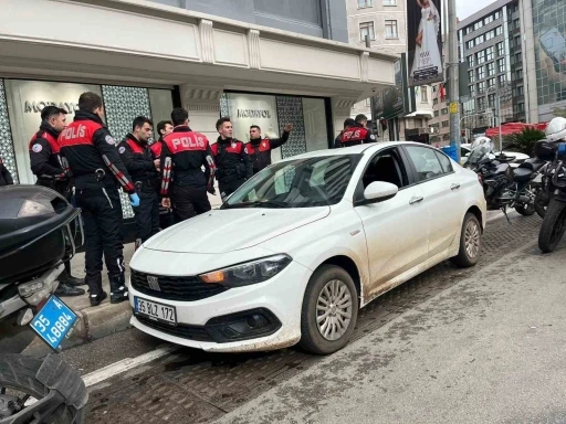 Manisa&rsquo;dan &ccedil;aldıkları altını İzmir&rsquo;de bozdurmak isteyen 2 ş&uuml;pheliden biri yakalandı
