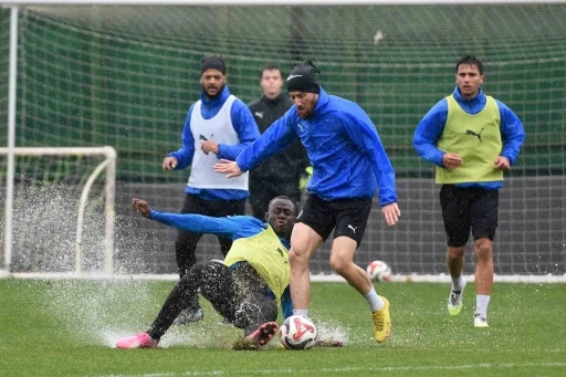 Manisa FK&rsquo;da Adana Demirspor mesaisi s&uuml;r&uuml;yor
