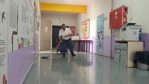 Manisa’nın ’Hademe Ressamı’ gençlere ilham veriyor
