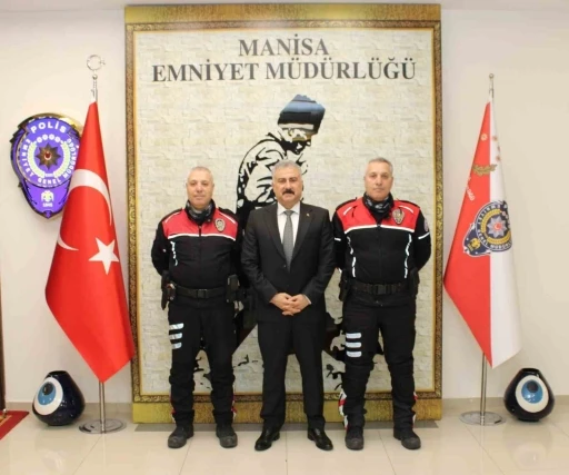 Manisa&rsquo;nın ikiz polisleri emekliye ayrıldı
