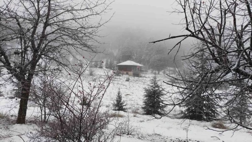 Manisa&rsquo;nın y&uuml;ksek kesimlerinde kartpostallık kar manzaraları
