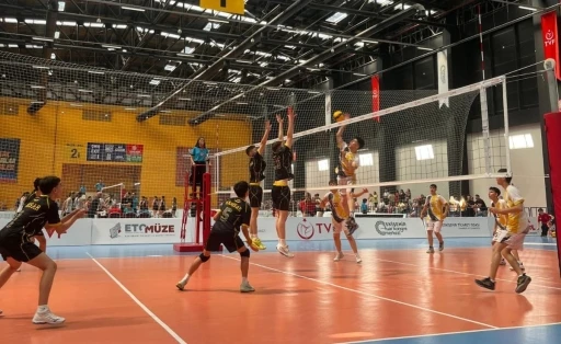 Manisa voleyboluna &ccedil;ifte şampiyona kontenjanı kazandırdılar
