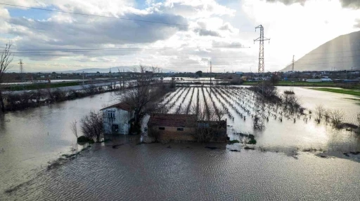 Manisa&rsquo;yı sağanak vurdu, taşkın hasarı g&uuml;n ağarınca ortaya &ccedil;ıktı

