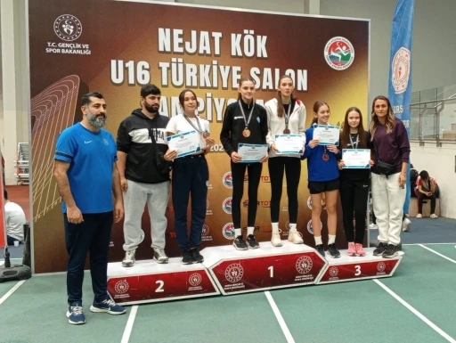 Manisalı atletlerden T&uuml;rkiye &uuml;&ccedil;&uuml;nc&uuml;l&uuml;ğ&uuml;
