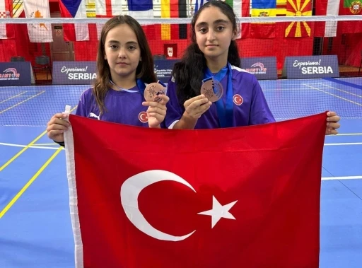 Manisalı badmintonculardan Sırbistan&rsquo;da madalyalı başarı

