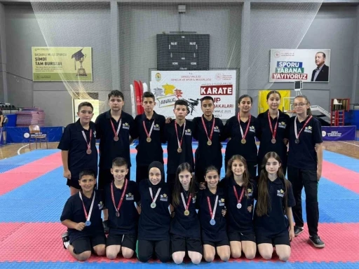 Manisalı kız ve erkek karateciler Analig Bölge şampiyonu oldu

