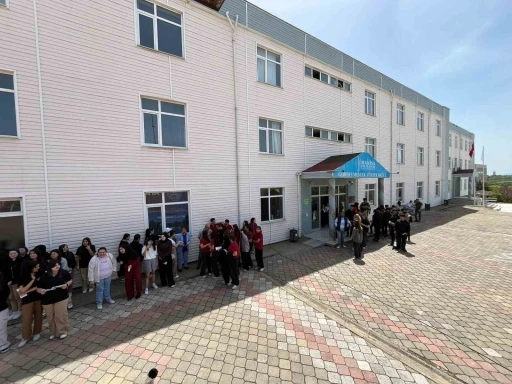 Manisalı &ouml;ğrenciler depremi yaşadı
