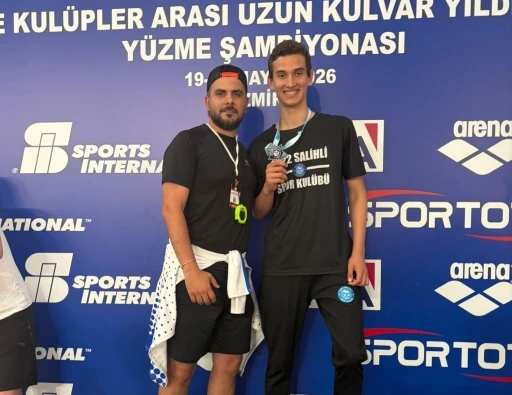 Manisalı y&uuml;z&uuml;c&uuml; Eren Ayaz&rsquo;dan T&uuml;rkiye ikinciliği başarısı
