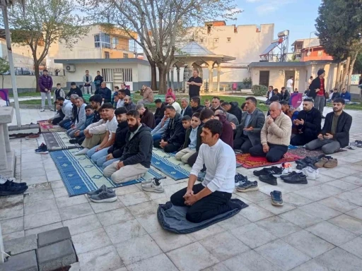 Manisalılar bayram namazında camileri doldurdu
