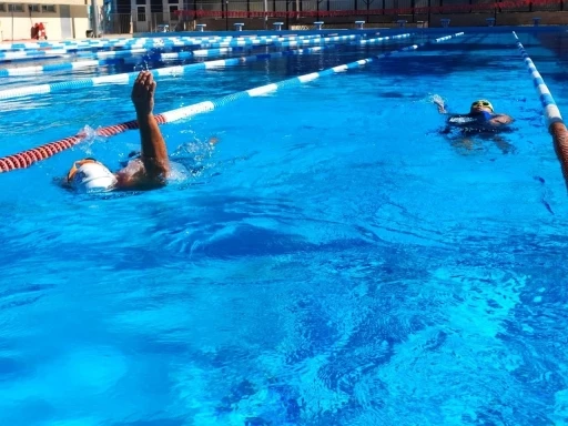 Manş’ı yüzen ilk Türk kadın, kocasını da 60 yaşında yüzücü yaptı
