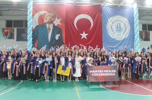 Manyas MYO&rsquo;da mezuniyet coşkusu

