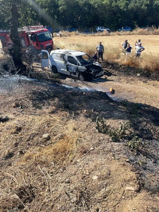 Manyas&rsquo;ta yanan ara&ccedil;tan otluk alana sı&ccedil;rayan yangın s&ouml;nd&uuml;r&uuml;ld&uuml;
