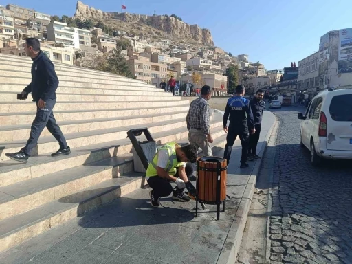 Mardin Büyükşehir Belediyesi Artuklu 1. Cadde’de çöp kovalarını yeniliyor
