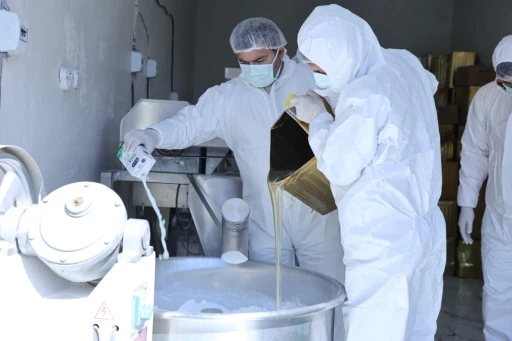 Mardin B&uuml;y&uuml;kşehir Belediyesi&rsquo;nden &uuml;reticilere 10 ton arı keki dağıtımı
