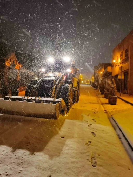 Mardin B&uuml;y&uuml;kşehir Belediyesinden karla m&uuml;cadele &ccedil;alışmaları
