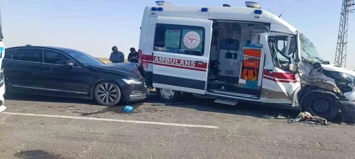 Mardin&rsquo;de ambulans, tır ve otomobilin karıştığı kazada 3 kişi yaralandı
